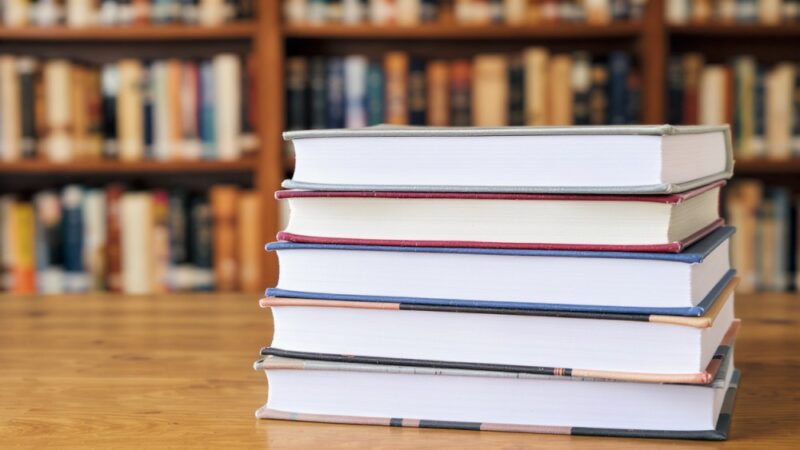 Rok literackich spotkań: Jubileusz klubu „Przy kawie o książkach” w Białołęce