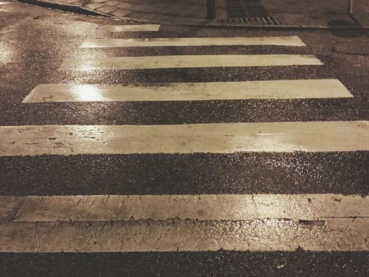 Walka o bezpieczne chodniki Warszawy: jak nielegalne stragany zagrażają uczciwym przedsiębiorcom?