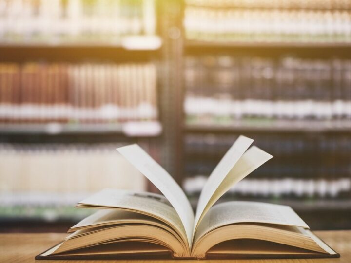 Ursuska Biblioteka: Mistrz Integracji przez Język