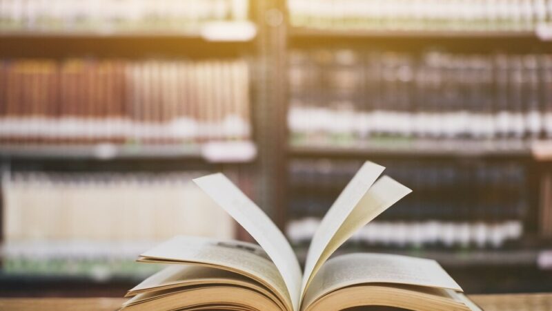 Ursuska Biblioteka: Mistrz Integracji przez Język