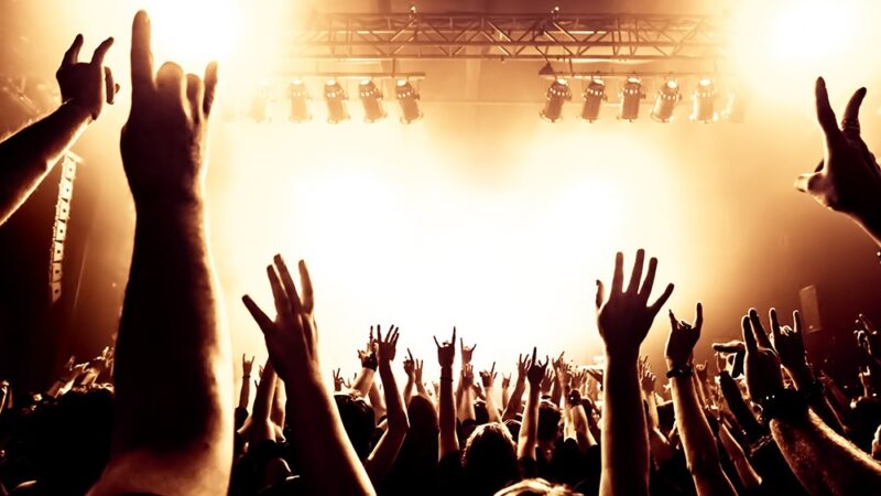 Patriotyczne dźwięki Doroty Osińskiej na ul. 11 Listopada