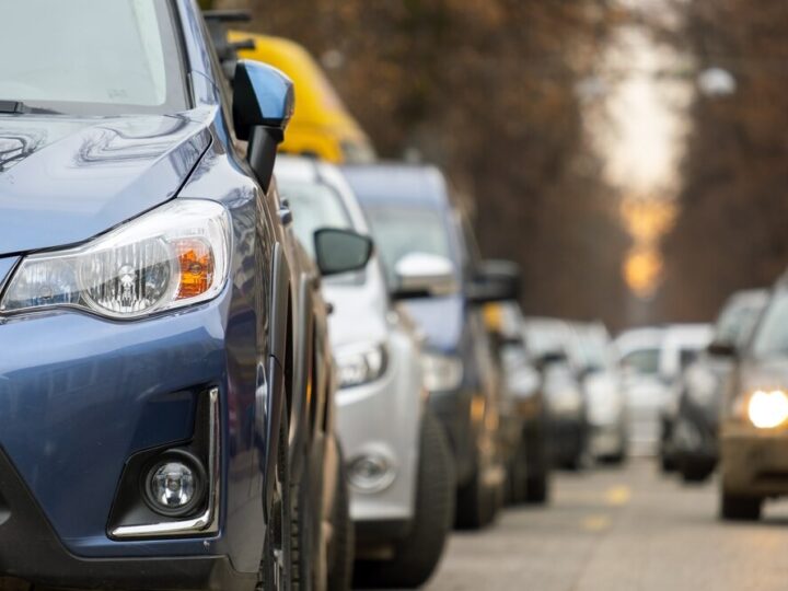 Jak dotrzeć na warszawskie cmentarze 1 listopada? Kluczowe zmiany w komunikacji!