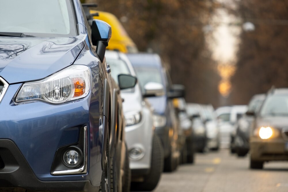 Jak dotrzeć na warszawskie cmentarze 1 listopada? Kluczowe zmiany w komunikacji!