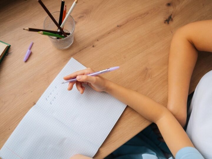 Nowi uczniowie, nowe wyzwania: Ślubowanie klas pierwszych w Mrozach