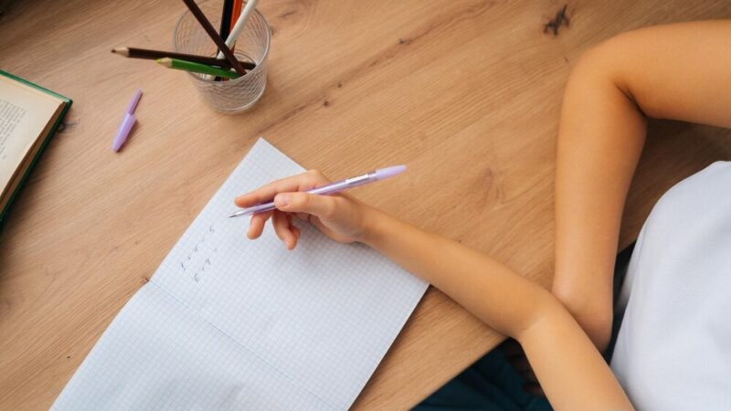 Nowi uczniowie, nowe wyzwania: Ślubowanie klas pierwszych w Mrozach