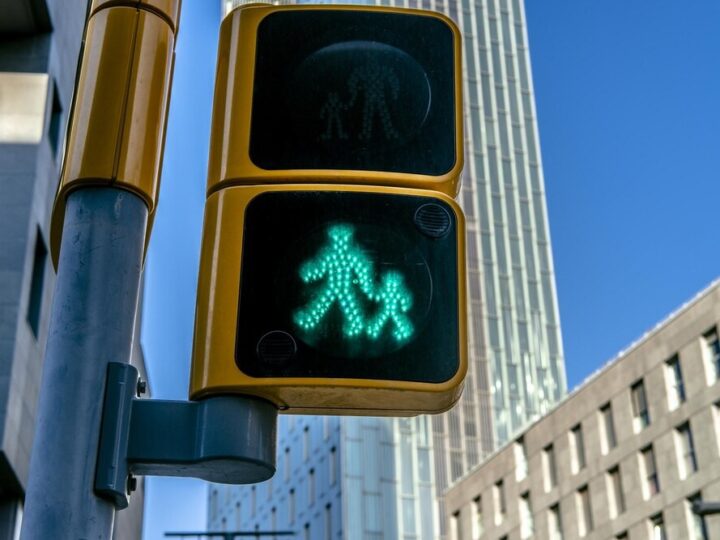 Bezpieczne przejście na Wołoskiej: Nowa zebra dla pieszych!