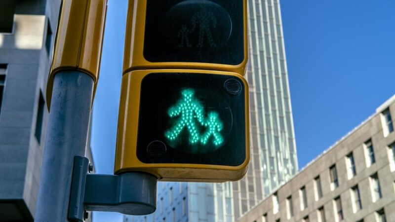 Bezpieczne przejście na Wołoskiej: Nowa zebra dla pieszych!