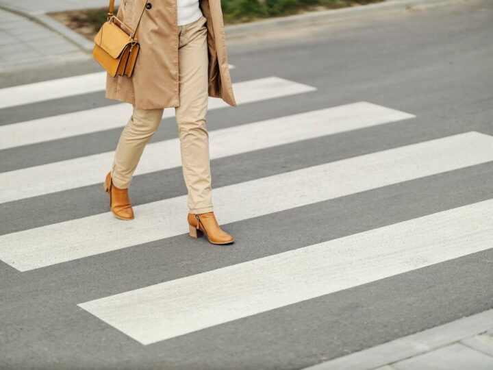 Policjant w dniu wolnym uratował 63-latka leżącego na nieoświetlonej drodze