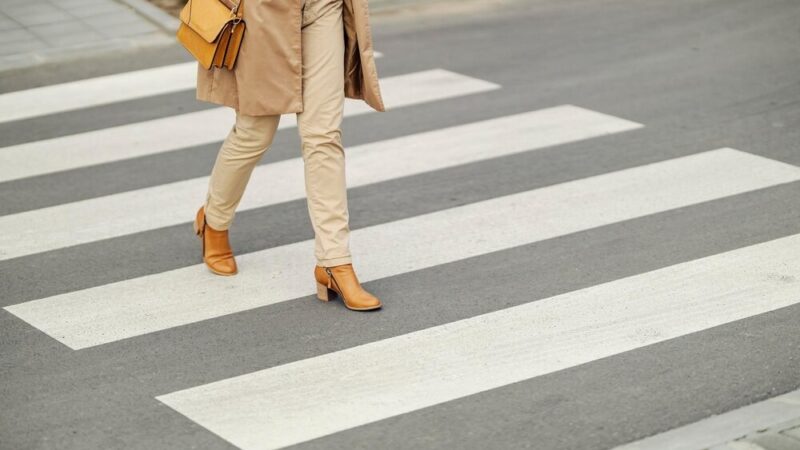 Policjant w dniu wolnym uratował 63-latka leżącego na nieoświetlonej drodze