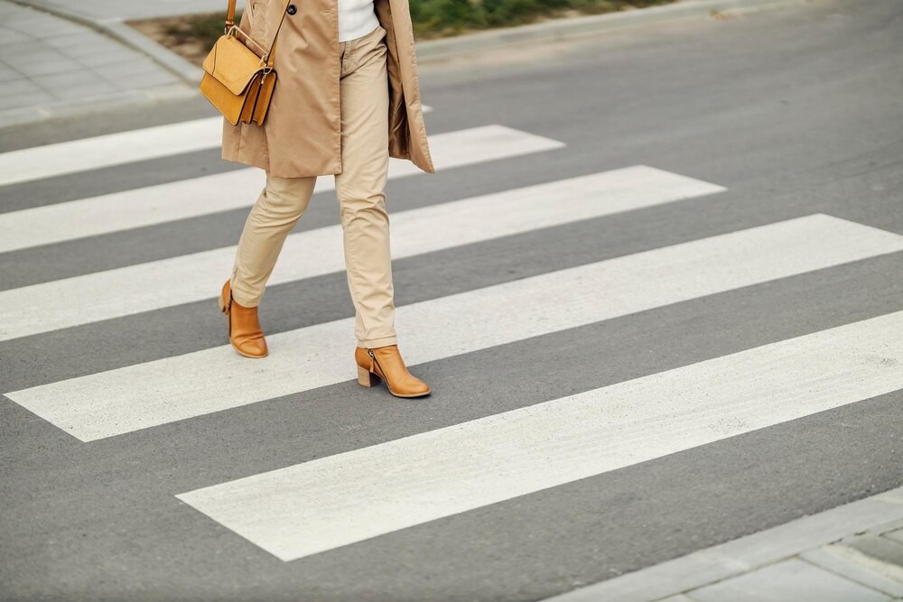 Policjant w dniu wolnym uratował 63-latka leżącego na nieoświetlonej drodze