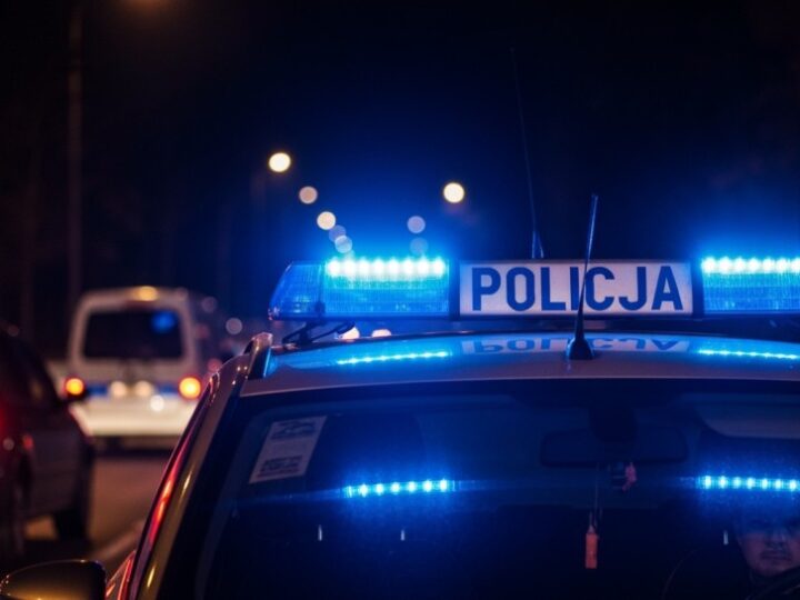 Policjant po służbie ujawnia oszustwo przy bankomacie i zatrzymuje przestępców