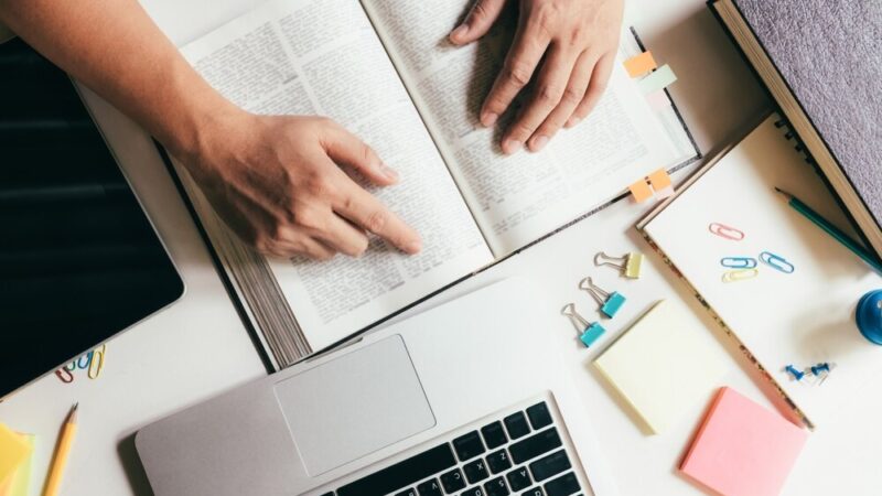 Policjant na konferencji o współpracy szkoły z rodzicami i aspektach prawnych