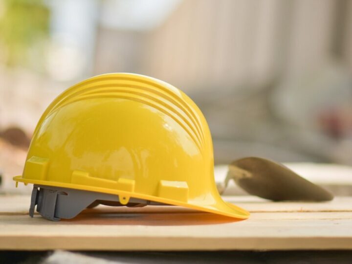 Postępy budowy hali sportowej i boiska w Pradze Północ – co nowego na placu budowy?