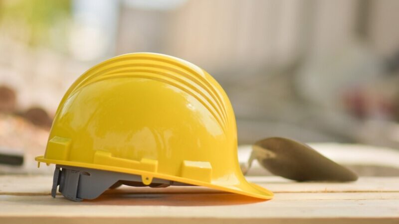 Postępy budowy hali sportowej i boiska w Pradze Północ – co nowego na placu budowy?