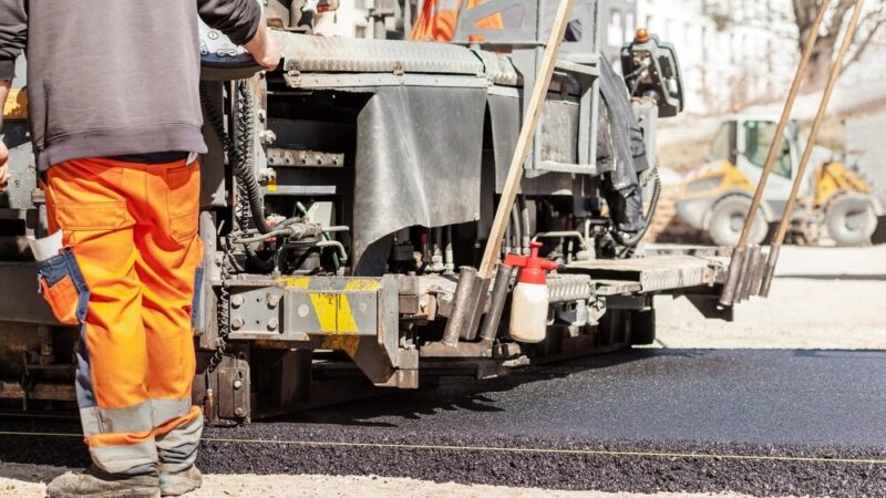 Nowe nawierzchnie w czterech warszawskich dzielnicach przed zimą