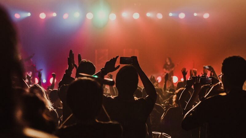 Magiczne Andrzejki z Teatrem Echa: Wróżby, Muzyka i Radość!