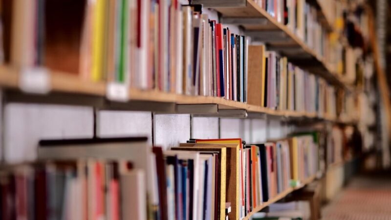 Górskie opowieści Adama Bieleckiego: Pasja, wyzwania i humor w bibliotece