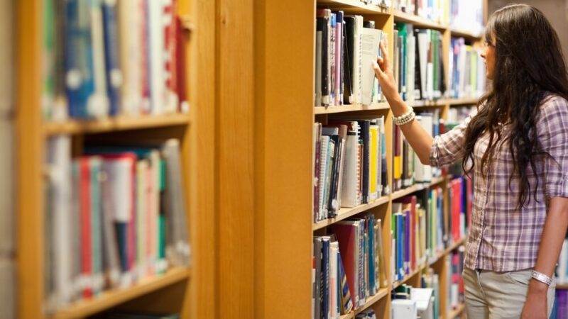 Katarzyna Zyskowska w praskiej bibliotece: odkryj tajemnice „Mroku jest po naszej stronie”