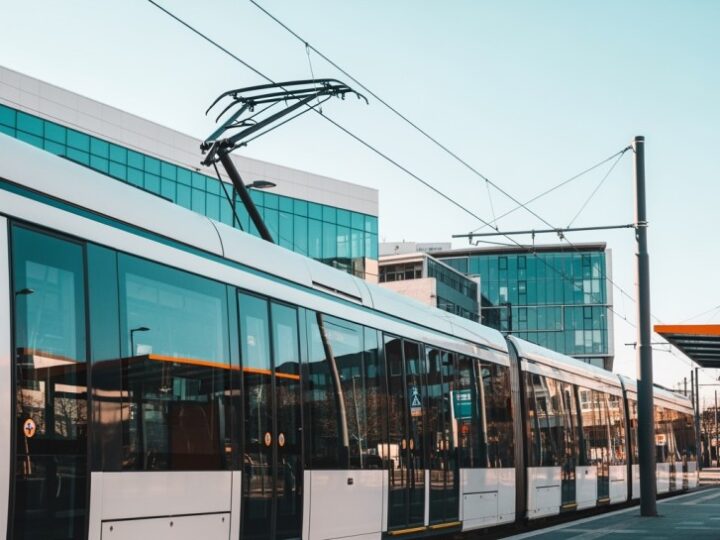 Tramwaje znów na Banacha: Nowa sieć trakcyjna gotowa do jazdy!