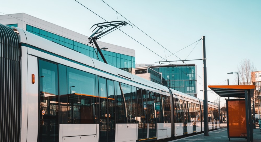 Tramwaje znów na Banacha: Nowa sieć trakcyjna gotowa do jazdy!