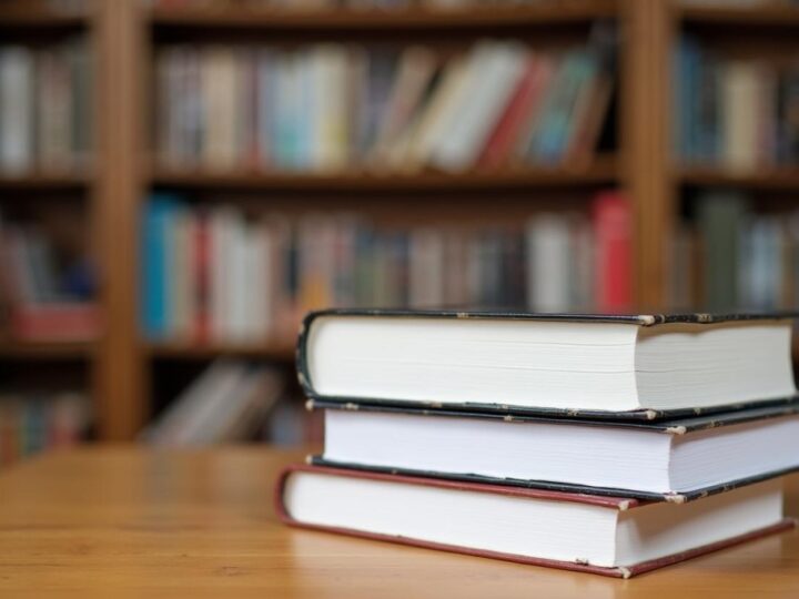 Słowne potyczki i refleksje w bibliotece: wieczór z autorami „Kocioł