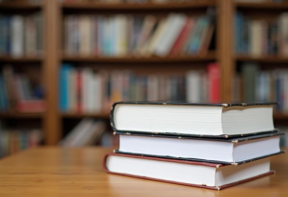 Słowne potyczki i refleksje w bibliotece: wieczór z autorami „Kocioł