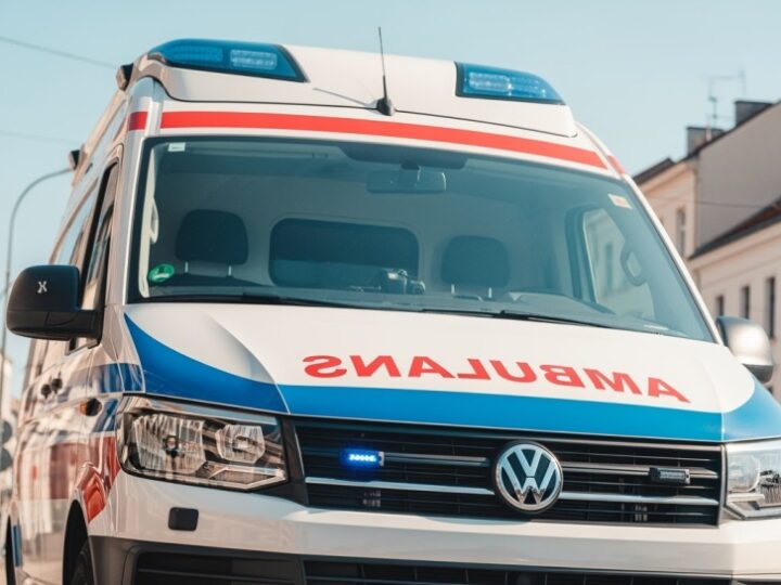 100 defibrylatorów w radiowozach straży miejskiej: Nowa era bezpieczeństwa w Warszawie!