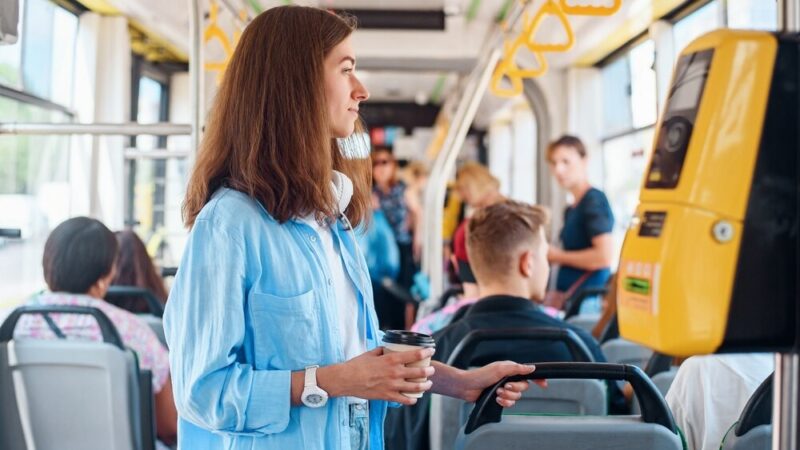 Darmowe przejazdy dla warszawskich seniorów: co warto wiedzieć?