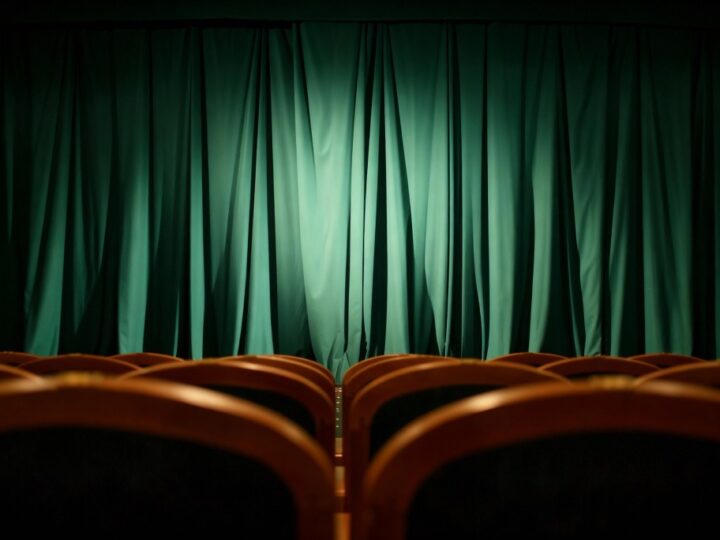 Teatralny Skarb dla Mieszkańców Ochoty: Bezpłatny „Ożenek” w OCH-TEATRZE!