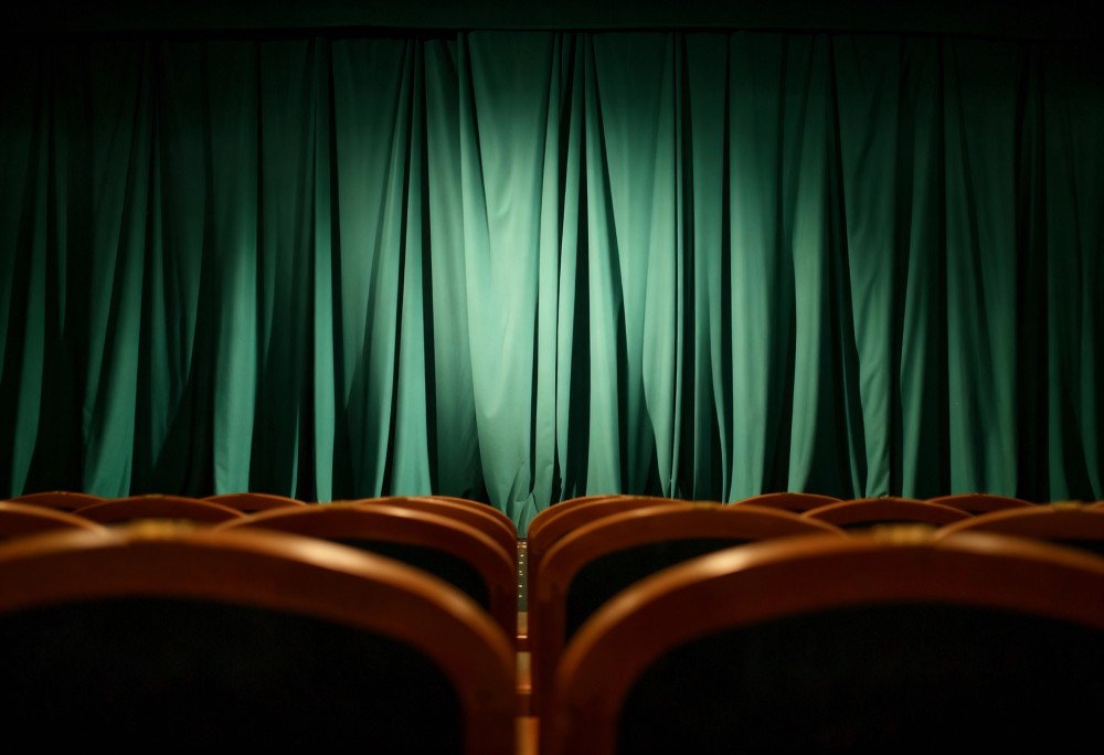 Teatralny Skarb dla Mieszkańców Ochoty: Bezpłatny „Ożenek” w OCH-TEATRZE!