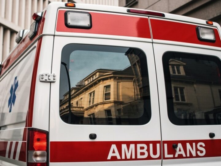 Młody nietrzeźwy chłopak uratowany przed zimnem na warszawskich schodach