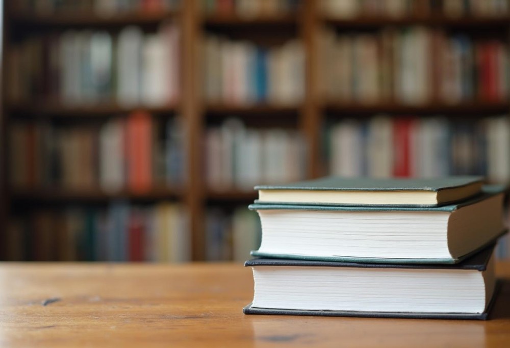 Plastusiowa ławeczka w Łomiankach: Nowe miejsce spotkań z literacką magią