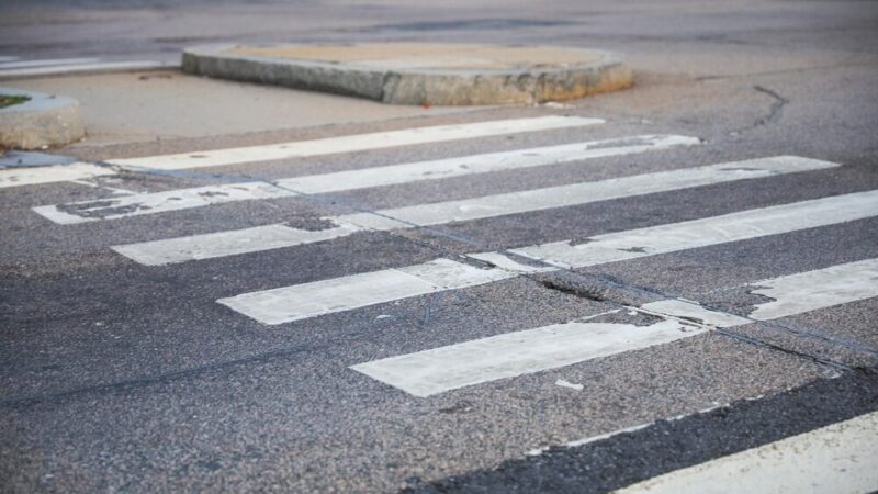 Poważne potrącenie nastolatka na przejściu dla pieszych w Korytowie