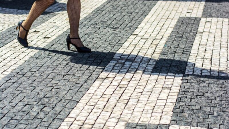 80-letni kierowca ucieka po potrąceniu pieszego – zatrzymany przez policję!