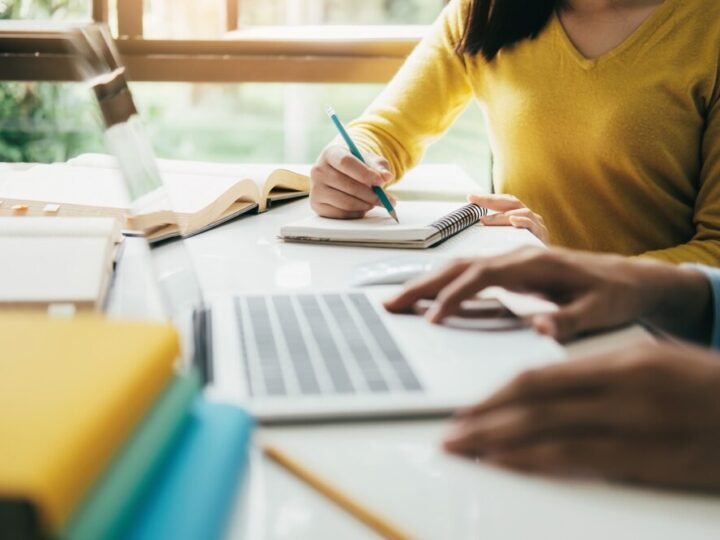 Edukacja w sieci: Policjantka uczy młodzież odpowiedzialności online