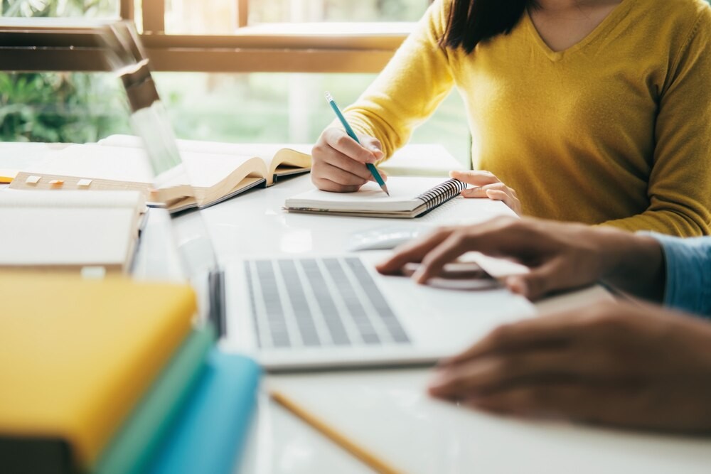 Edukacja w sieci: Policjantka uczy młodzież odpowiedzialności online