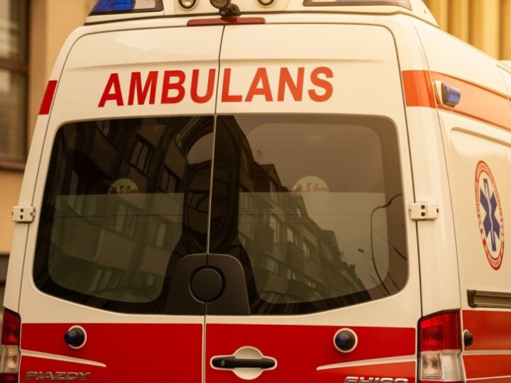 Bohater w tramwaju: pracownik straży miejskiej ratuje omdlałą kobietę