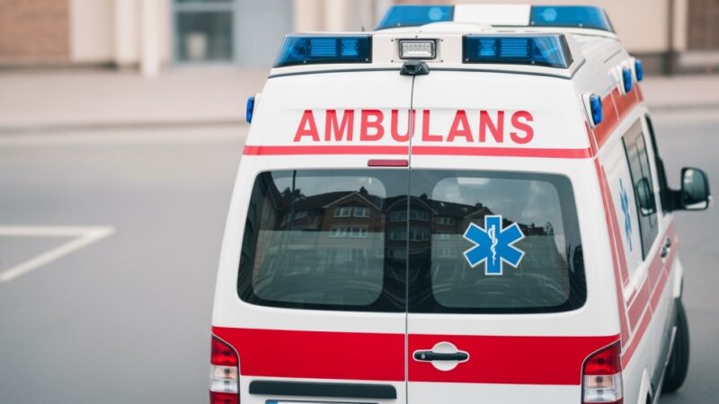 Strażnicy uratowali kobietę po upadku z okna