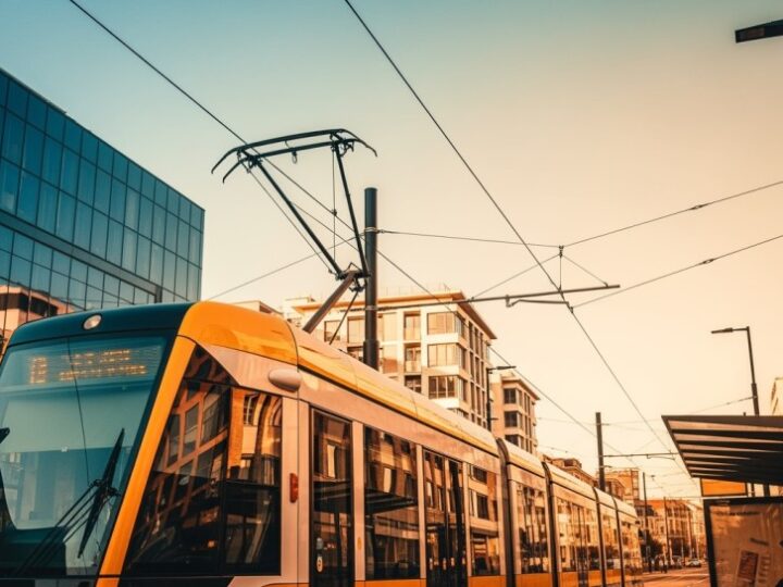 Tramwaje w Warszawie: 30 lat historii łączącej pokolenia