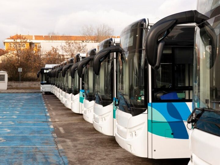 Świąteczne zmiany w komunikacji miejskiej: Sprawdź nowe rozkłady na Nowy Rok!