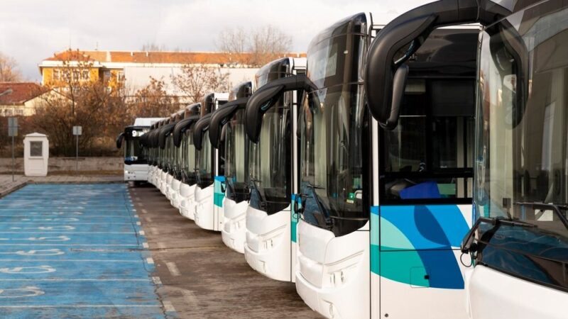 Świąteczne zmiany w komunikacji miejskiej: Sprawdź nowe rozkłady na Nowy Rok!