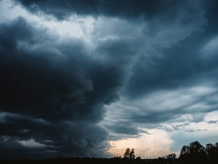 Zimowe niebezpieczeństwo: sople na dachach mogą zagrażać życiu w Warszawie