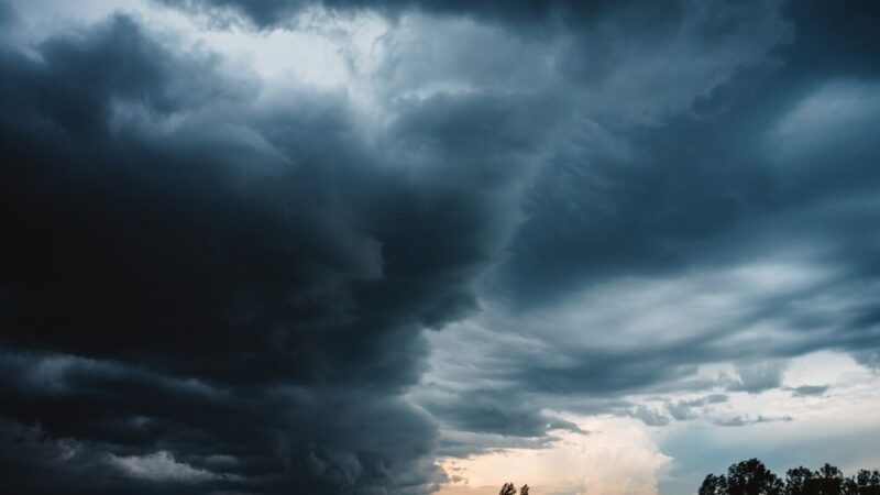 Zimowe niebezpieczeństwo: sople na dachach mogą zagrażać życiu w Warszawie