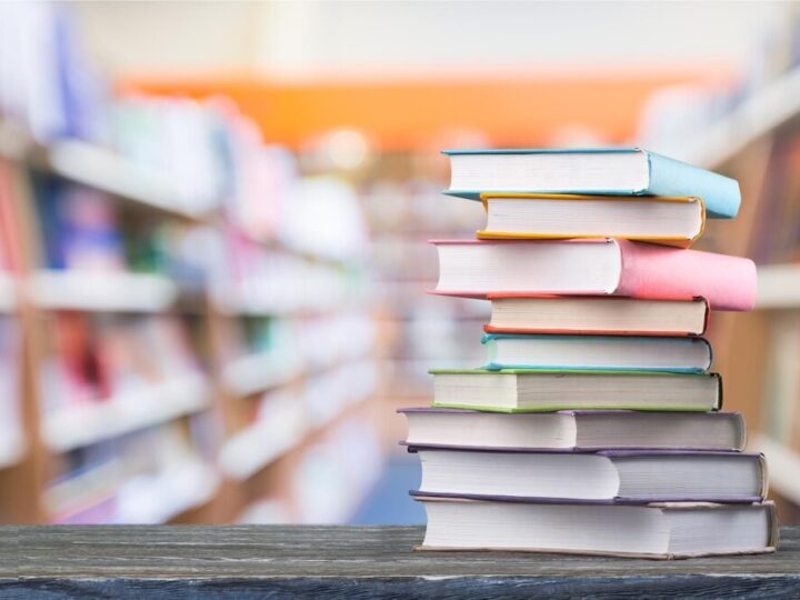 Ferie z książkami: Odkryj literackie nowości w Bibliotece Czwórka!