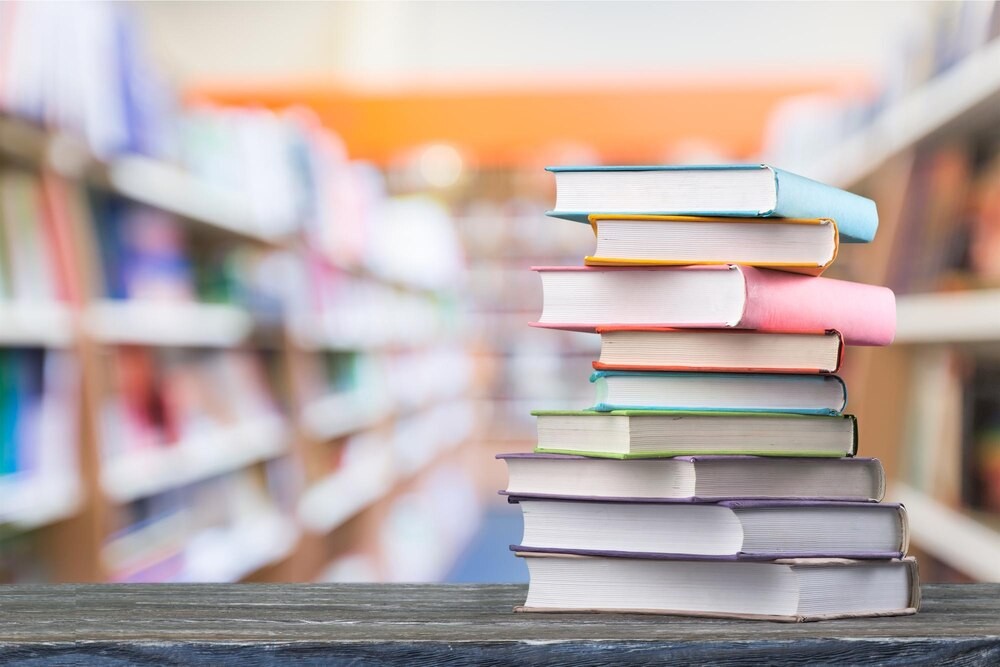 Ferie z książkami: Odkryj literackie nowości w Bibliotece Czwórka!