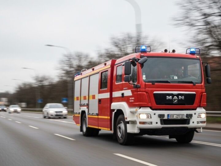 Płonący domek na Targówku: Ewakuacja w ostatniej chwili!