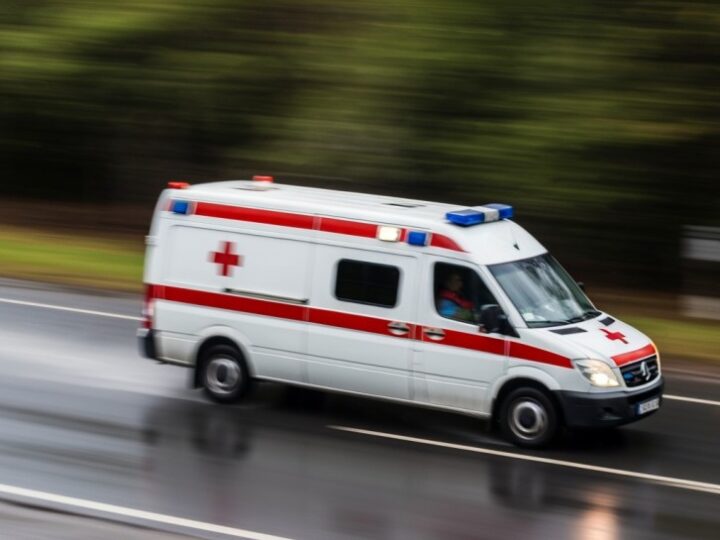 Policja ratuje zagubionego seniora w zimnej aurze