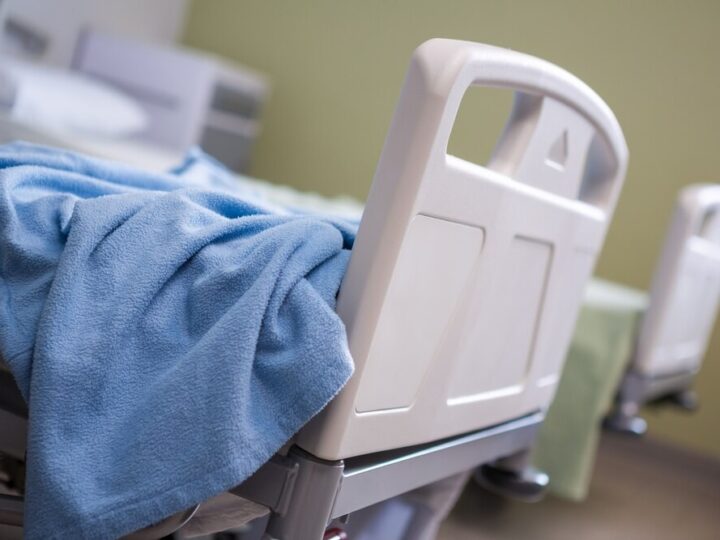 Bezpieczne przedszkole: Policjanci uczą dzieci zasad ochrony w Brwinowie