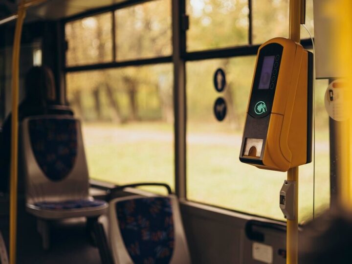 Zmienność czasu: Autobusy Warszawy od Chaussona do Solarisa