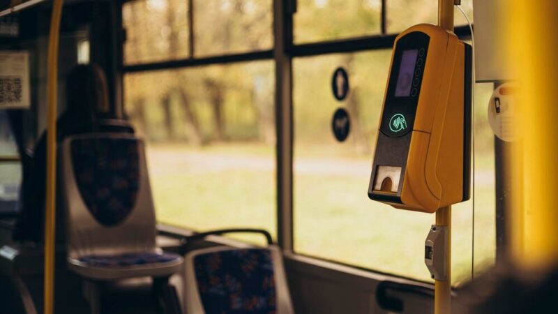 Zmienność czasu: Autobusy Warszawy od Chaussona do Solarisa